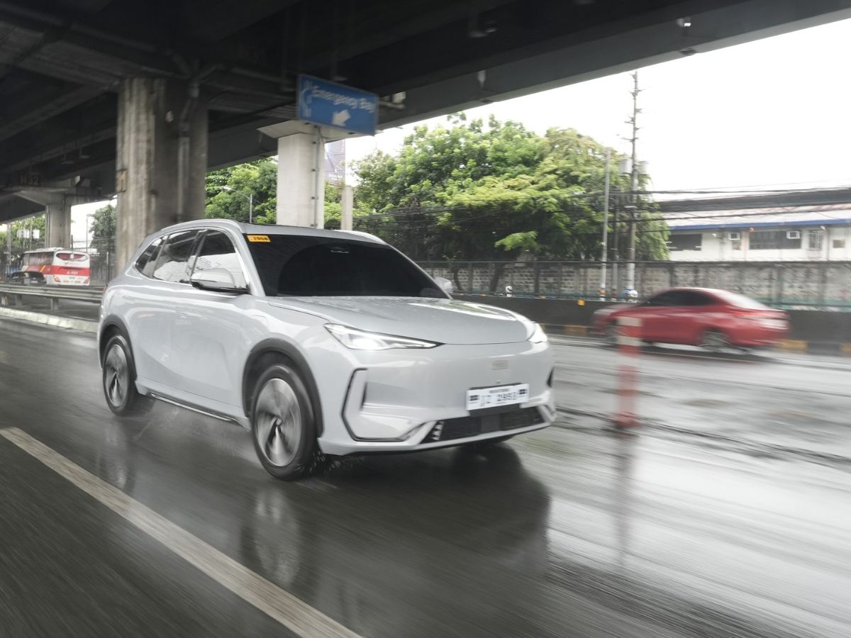 Geely EX5 at speed